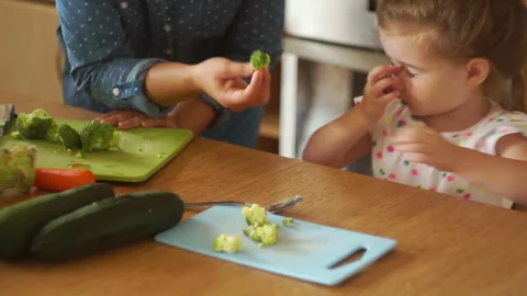 common food behaviors for toddlers